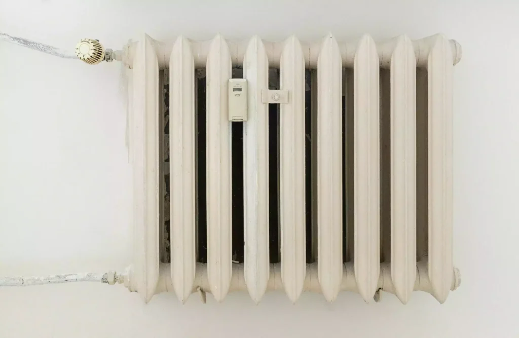 Radiateur en fonte. nettoyer une cuve à fioul soi-même permet d'entretenir son chauffage central et sa chaudière.