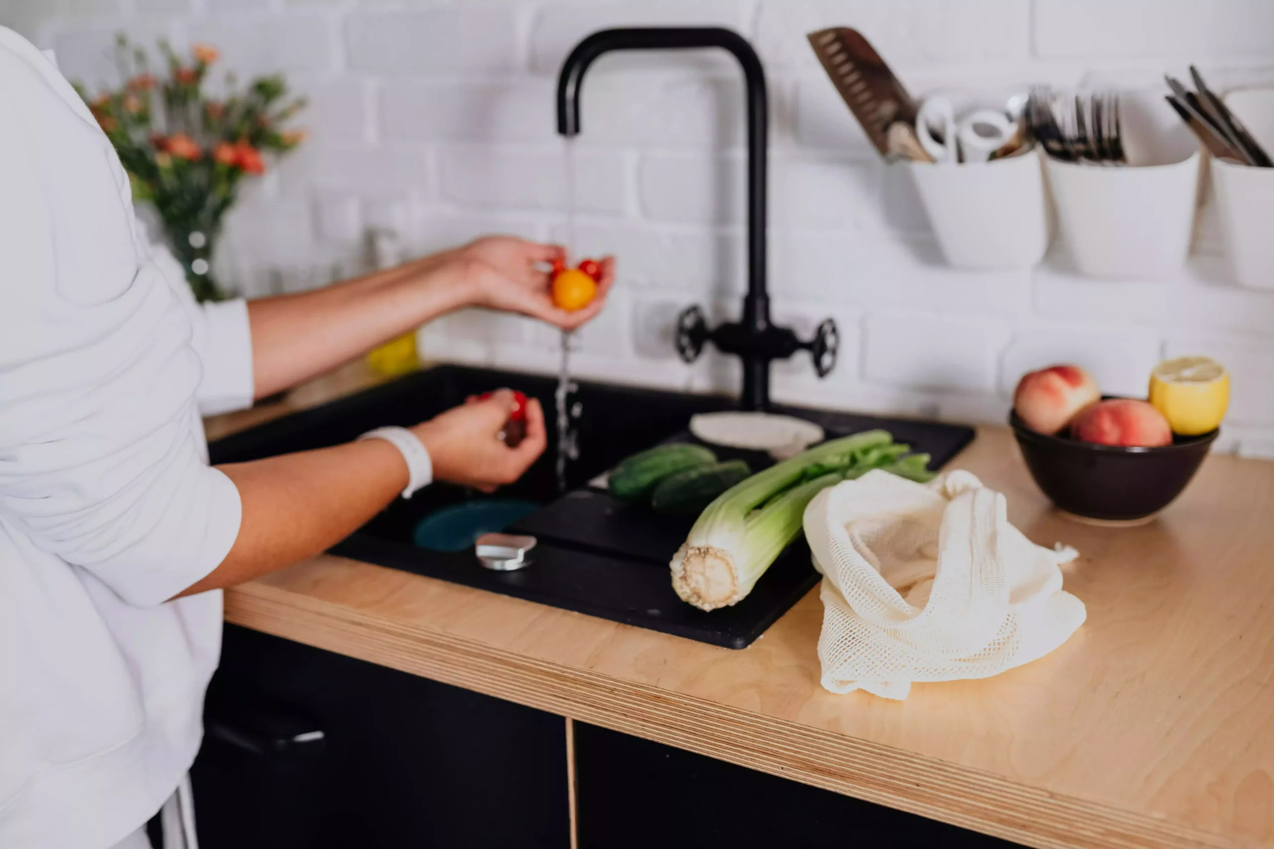 Peut-on utiliser de l’huile de lin sur un plan de travail stratifié ? Conseils, risques et alternatives